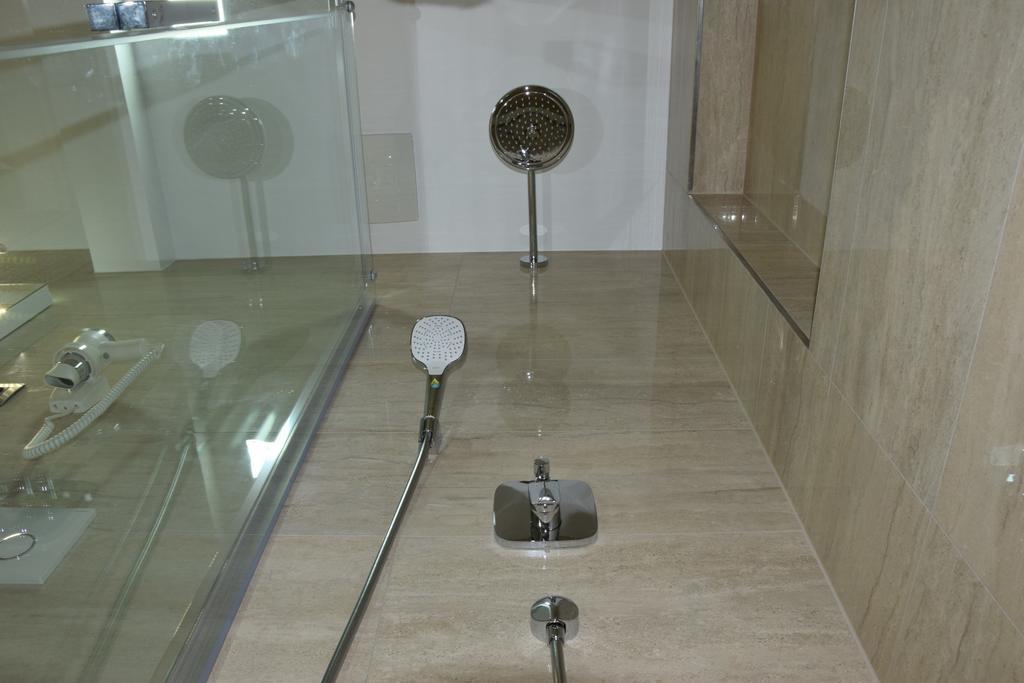 Apartments The Seasons Residence أوميس الغرفة الصورة