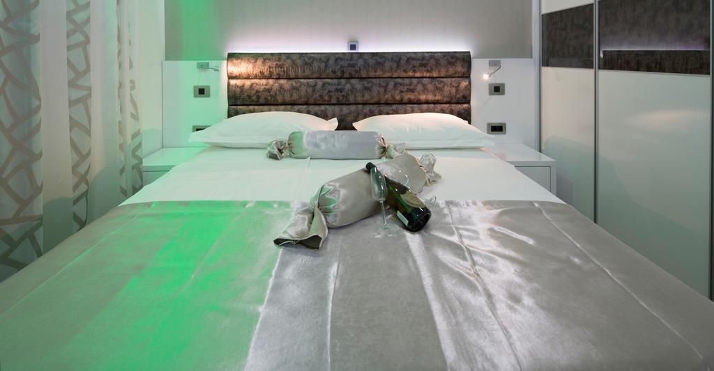 Apartments The Seasons Residence أوميس الغرفة الصورة
