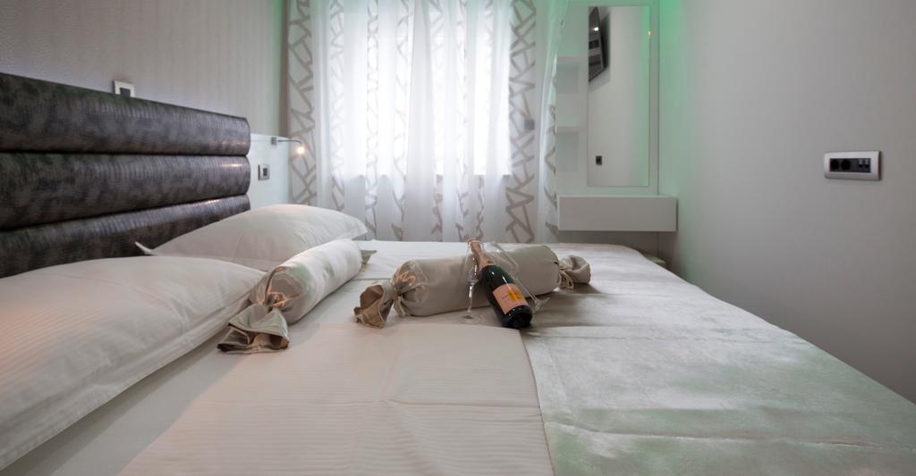Apartments The Seasons Residence أوميس الغرفة الصورة