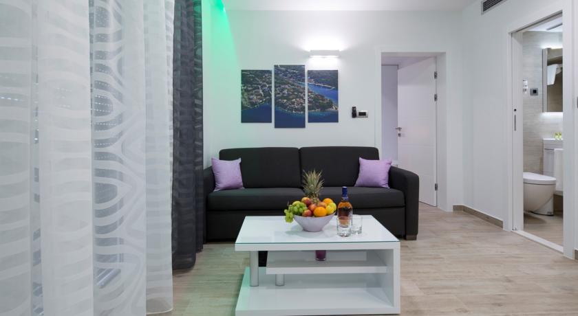Apartments The Seasons Residence أوميس الغرفة الصورة