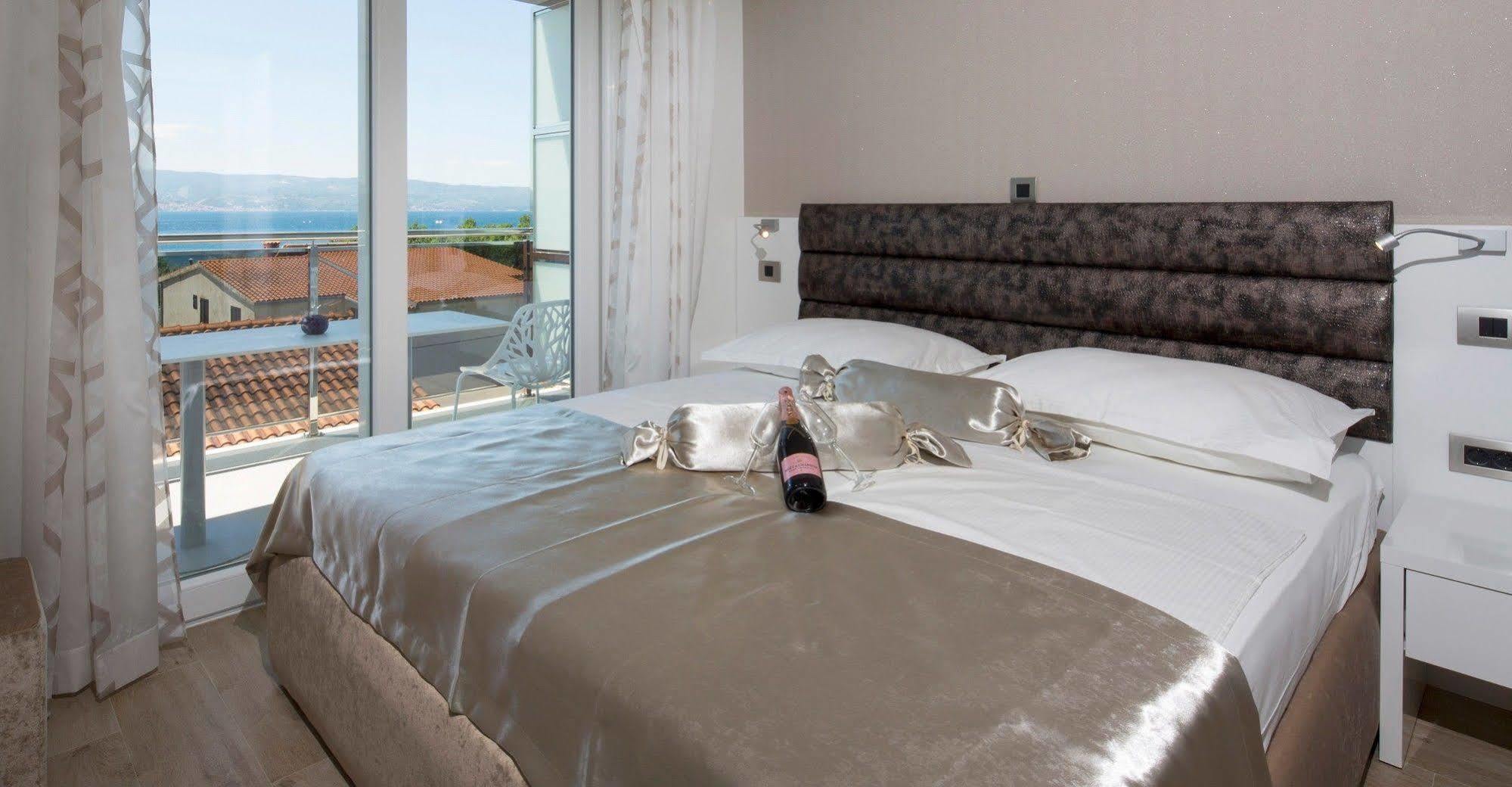 Apartments The Seasons Residence أوميس المظهر الخارجي الصورة