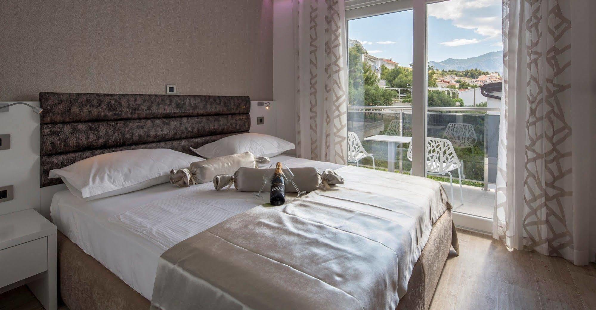 Apartments The Seasons Residence أوميس المظهر الخارجي الصورة