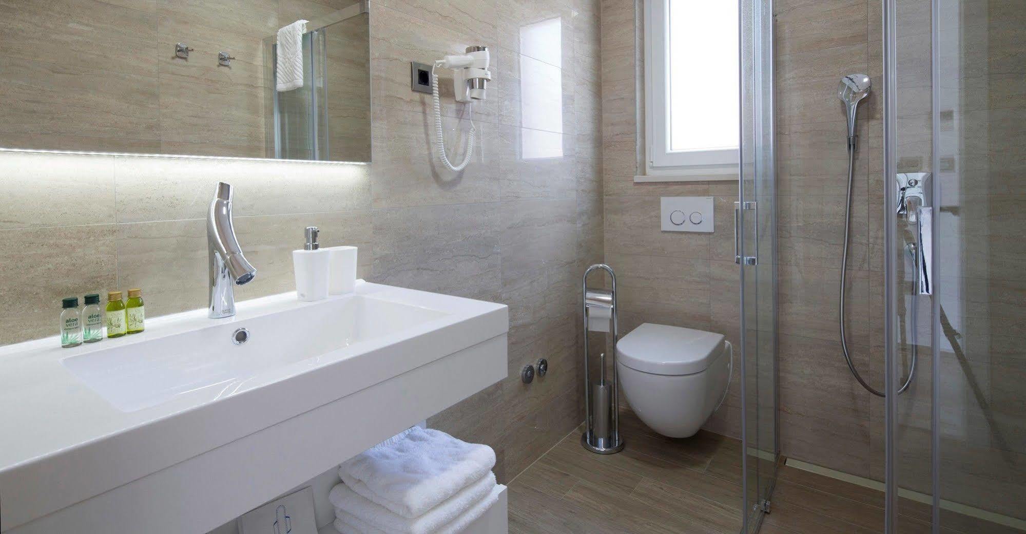 Apartments The Seasons Residence أوميس المظهر الخارجي الصورة