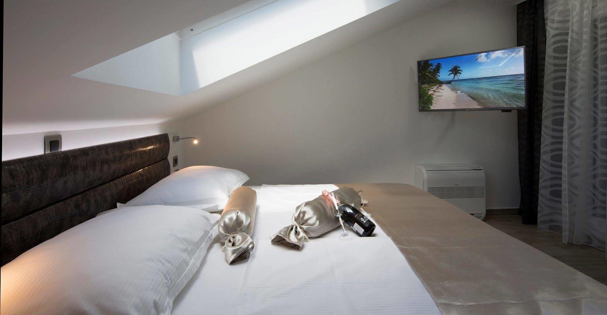 Apartments The Seasons Residence أوميس المظهر الخارجي الصورة