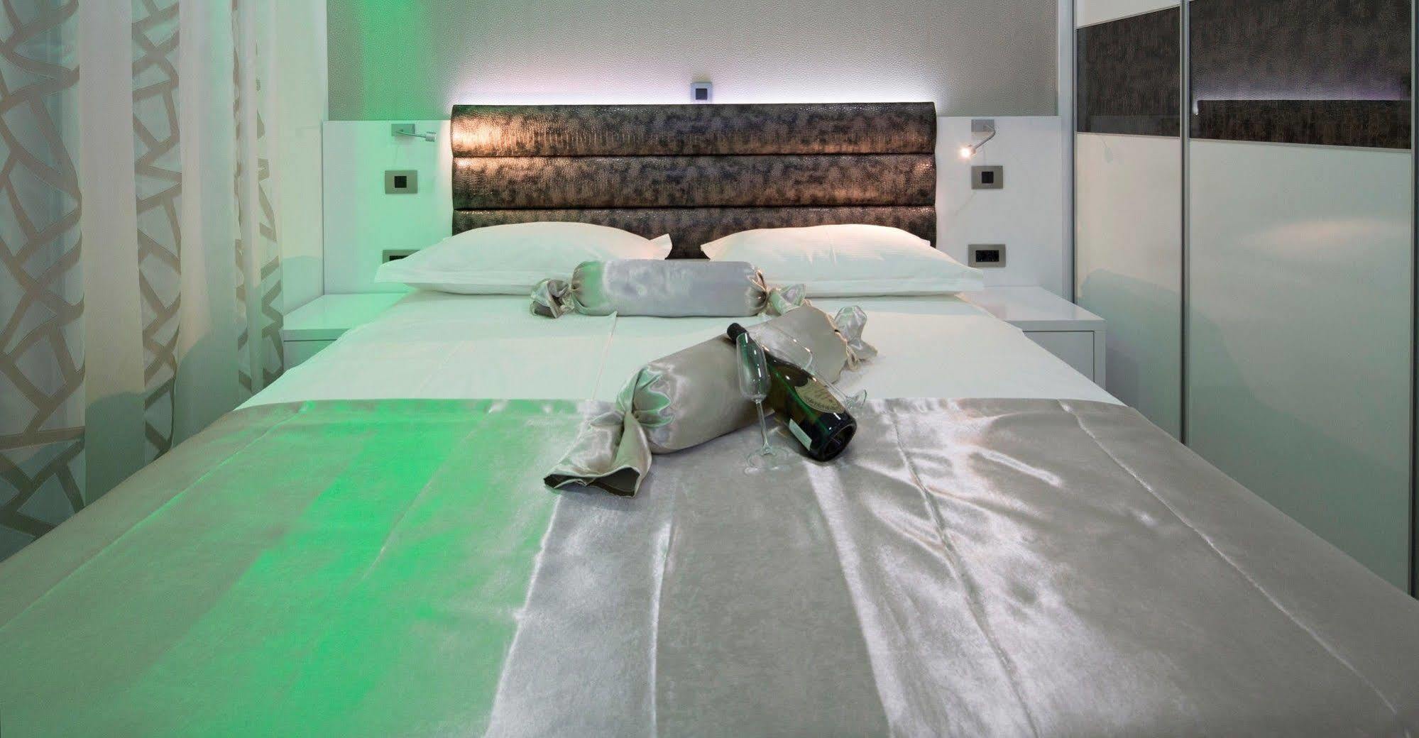 Apartments The Seasons Residence أوميس المظهر الخارجي الصورة