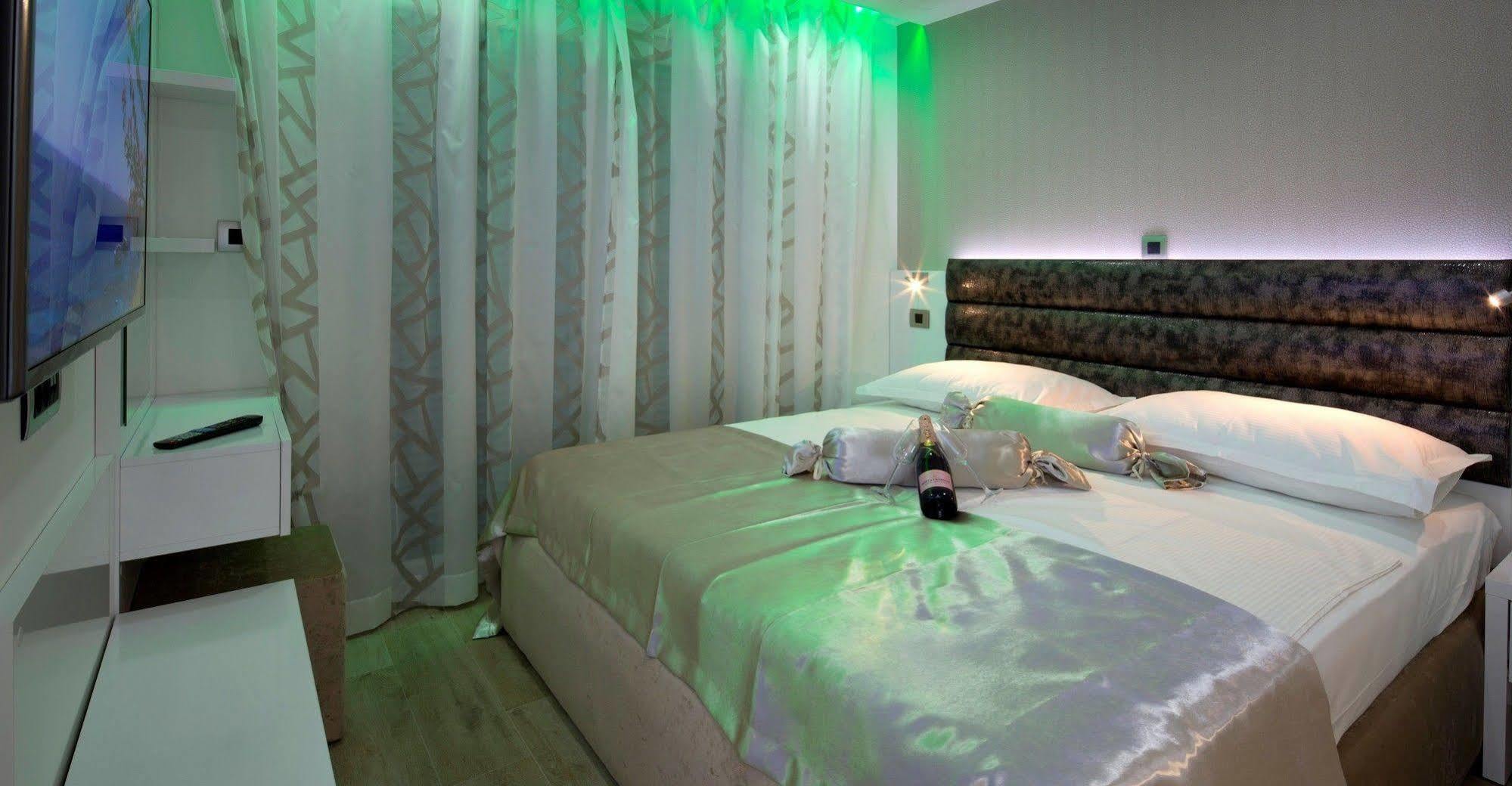 Apartments The Seasons Residence أوميس المظهر الخارجي الصورة