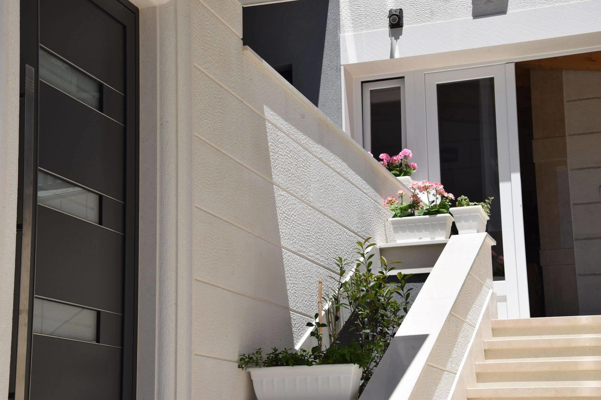 Apartments The Seasons Residence أوميس المظهر الخارجي الصورة