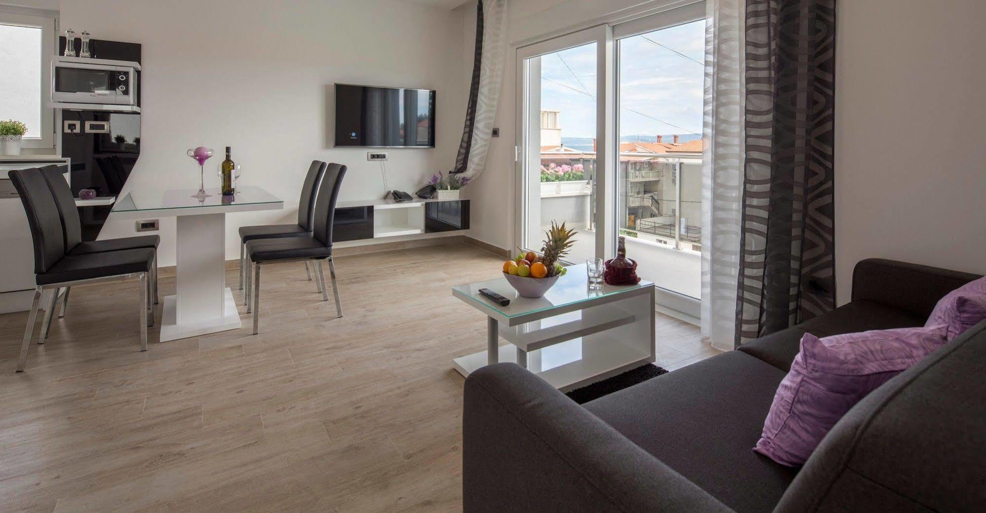 Apartments The Seasons Residence أوميس المظهر الخارجي الصورة