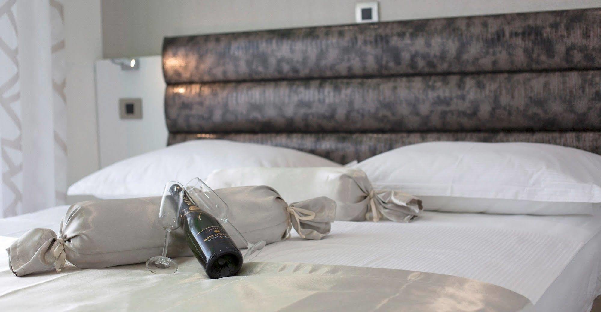 Apartments The Seasons Residence أوميس المظهر الخارجي الصورة